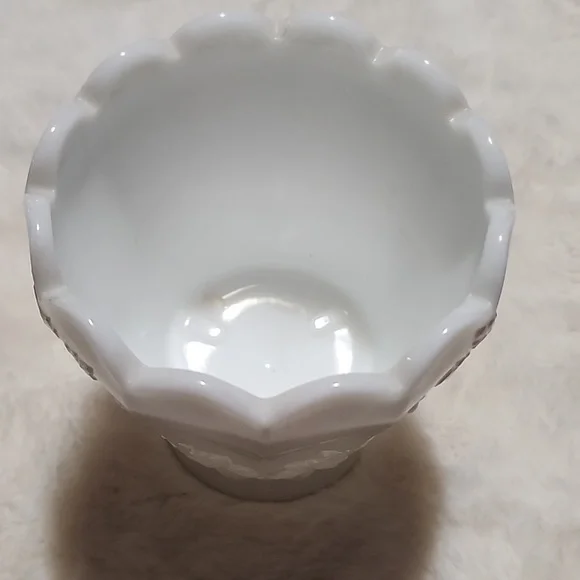 Vintage Westmoreland Paneled Grapevine White Milk Glass Decorative Vase. - Picture 4 of 5